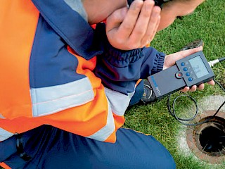 Tracer gas to detect water leaks